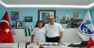 İDİL ÖZKOL, KULAÇLARINI “BARIŞ” İÇİN ATTI