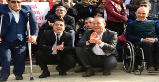 Engelli Çocukların Zeybek Gösterisini Başkan Sözlü, Diz Kırıp İzledi