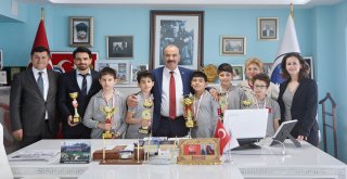 SATRANÇ ŞAMPİYONLARINDAN TÜRKYILMAZ’A ZİYARET