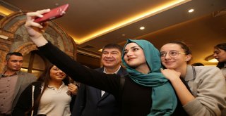 Başkan Türel, Alanyalı gençlerle tiyatro izledi