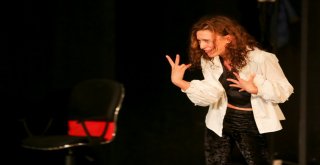 Maltepe sokakları tiyatroyla şenlendi