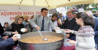 Başkan Dündar, Aşure Dağıttı
