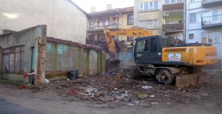 Kayhan’daki Metruk Bina Yıkıldı