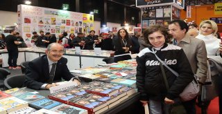 BAŞKAN BÜYÜKERŞEN KİTAP FUARINDA OKURLARIYLA BULUŞTU