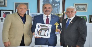 BAŞKAN TÜRKYILMAZ’A “YILIN EN BAŞARILI VE EN ESNAF DOSTU BELEDİYE BAŞKANI” OSKAR ÖDÜLÜ!
