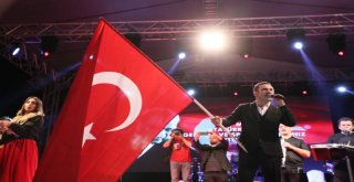 Binlerce Mersinli Ferhat Göçer'in Şarkılarına Hep Bir Ağızdan Eşlik Etti