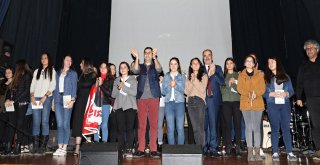 ENVER AYSEVER, “KIR ÇİÇEKLERİ” İLE SAHNEDE