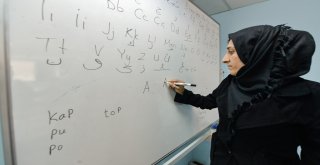 MÜLTECİ KADINLAR TÜRKÇE ÖĞRENİYOR
