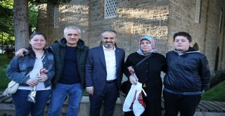 Başkan Aktaş’tan annelere karanfil