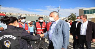 Zeydan Karalar, 'İzmir'de siyaset yok, yaraları sarma, acıları paylaşma var.'