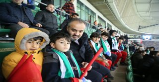 Başkan maçı Nusaybinli çocuklarla izledi