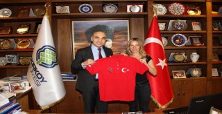 MANŞ DENİZİ'Nİ YÜZEREK GEÇECEK