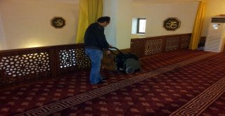 CAMİLERDE TEMİZLİK ÇALIŞMALARI  DEVAM EDİYOR