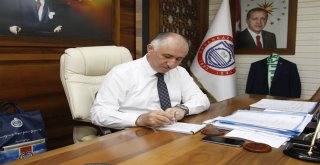 BAŞKAN ÇAĞLAYAN KURBAN BAĞIŞINI TÜRK KIZILAYI'NA YAPTI