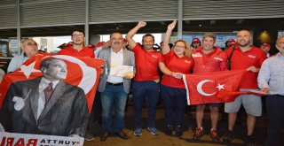 MUDANYALI YÜZÜCÜLERE HAVALİMANINDA COŞKULU KARŞILAMA