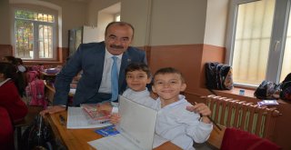 MİNİK ÖĞRENCİLERE İLK HEDİYELER BAŞKAN TÜRKYILMAZ’DAN