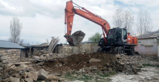 VAN DA METRUK YAPILARIN YIKIMI SÜRÜYOR