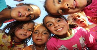 TARIM İŞÇİSİ AİLELERİN ÇOCUKLARI MASAL DİNLEYİP OYUNLAR OYNADILAR