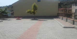 TİRİLYE’DEKİ TARİHİ TAŞ MEKTEP’İN ÖNÜNDEKİ PARKIN DÜZENLEME ÇALIŞMALARI YAPILIYOR