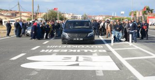 Dünyaca ünlü Sarımsaklı Plajı, Cunda Adası, Şeytan Sofrası ve daha bir çok eşsiz güzelliği ile Türk turizminin en önemli merkezlerinden biri olan Ayvalık'ın yıllarca çözülemeyen yol sorunu nihayet çöz