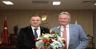 AALEN HEYETİ ÇOCUKLARIN YÜZÜNÜ GÜLDÜRDÜ