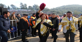 BAŞKAN ÇERÇİOĞLU KOÇARLI DEVE GÜREŞLERİNE KATILDI