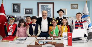 BAŞKAN TÜRKYILMAZ KOLTUĞU DÜNYA ÇOCUKLARINA BIRAKTI