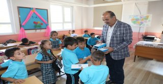 ÖĞRENCİLERE İLK HEDİYELERİ BAŞKAN TÜRKYILMAZ’DAN