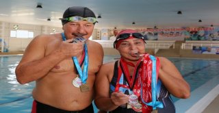 Yüzme Sevdalısı Çift Minik Kulaçlara Örnek Oluyor