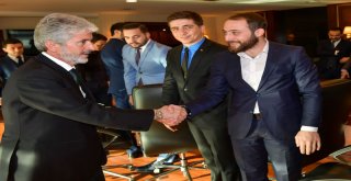 AK PARTİLİ GENÇLERDEN BAŞKAN TUNA'YA ZİYARET