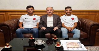 Avrupa Şampiyonu Engelli Futbolcular Başkan Lokman Çağırıcı’yı Ziyaret Etti