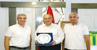 BAŞKANIMIZA ANLAMLI PLAKET
