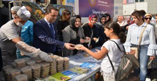 Eryılmaz, Dünya Gıda Günü'nde vatandaşlara aşure dağıttı