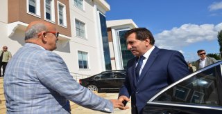 BAŞKAN SARGIN VALİ’YE İZNİK ÇİNİSİ’NDE ÜZÜM HEDİYE ETTİ