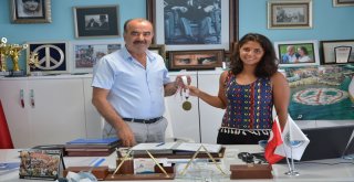 BAŞKAN TÜRKYILMAZ’A ÇOK ANLAMLI HEDİYE, BARIŞ’IN YÜZÜCÜSÜNDEN!