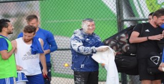 Manisa Büyükşehir Belediyespor'un Emektar Malzemecisine Brezilya Usulü Kutlama