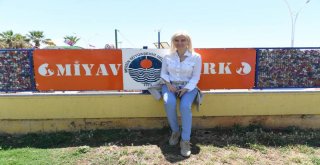 Sanatçı Ömür Gedik, Şehit Anneleri İle Birlikte Turunç Ağacı Dikti