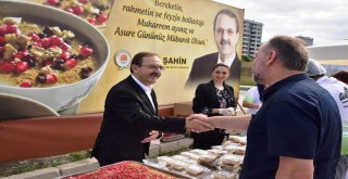 Başkan Şahin’den Tramvay Yolcularına Aşure İkramı