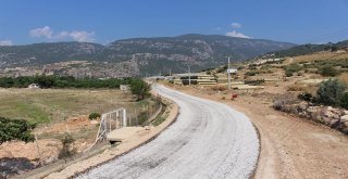 ASAT Finike'de bozulan yolları asfaltlıyor