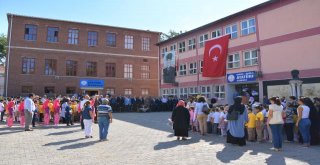 MİNİK ÖĞRENCİLERE İLK HEDİYE BAŞKAN YILMAZ'DAN