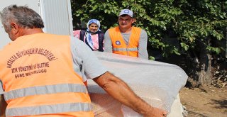 Finike'de 4 aileye Büyükşehir'den eşya yardımı