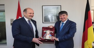 Başkan Menderes Türel ödüle doymuyor