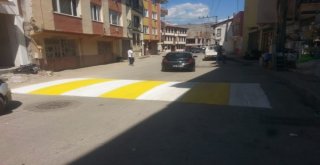 GÜRSU'DA YOL KASİSLERİ YENİLENİYOR