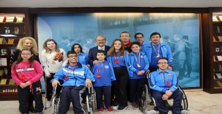 BÜYÜKERŞEN BAŞARILI SPORCULARA HEDİYE VERDİ