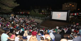 ÇEKMEKÖYLÜ ÇOCUKLAR AÇIK HAVADA SİN...