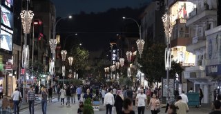 Başkan Hasan Can Gündüzü Ayrı Gecesi Ayrı Güzel Alemdağ Caddesi'ni Gezerek Vatandaşlar ve Esnaflar ile Sohbet Etti