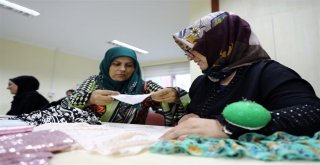 Emekli Oldu Dikiş Nakış Kursunda Hayallerini Gerçekleştirdi