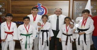 ŞAMPİYON KARATECİLER BELEDİYE BAŞKANI ÇAĞLAYAN'I ZİYARET ETTİ