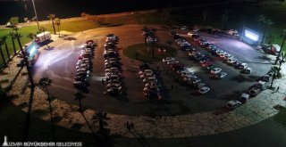 İzmir'de arabada sinema keyfi