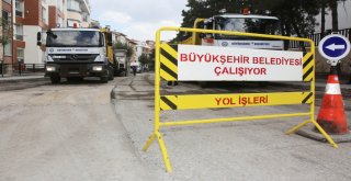 KENT MERKEZİNDE YOL ÇALIŞMALARI HIZ KESMİYOR